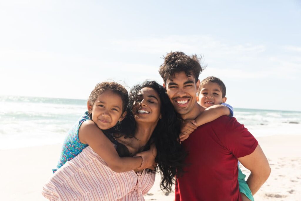 seguro de vida en Utrera familia feliz en la playa