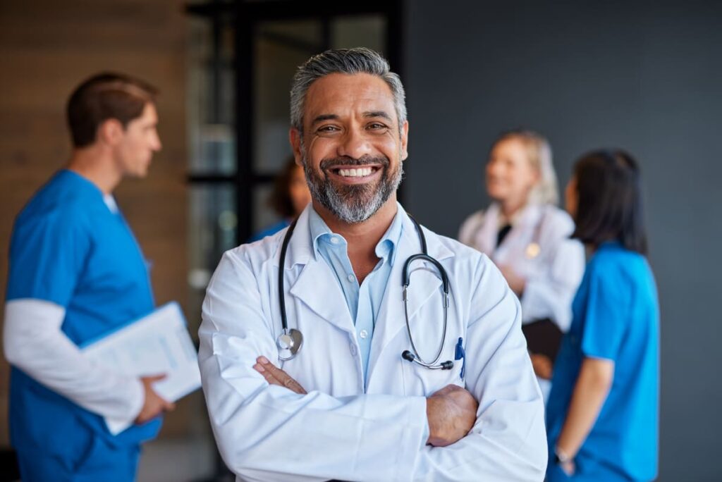 seguro de salud en Utrera médico sonriendo